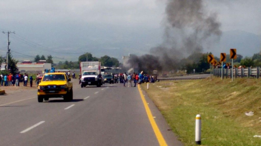 Fuerzas federales retiran bloqueos en Apatzingán - Aog977Nt52R67abDaL8IKz3_y8IB-U545r6SqrNbvUn9-1024x576