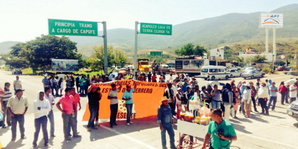 Estudiantes y maestros se manifiestan en la Autopista del Sol