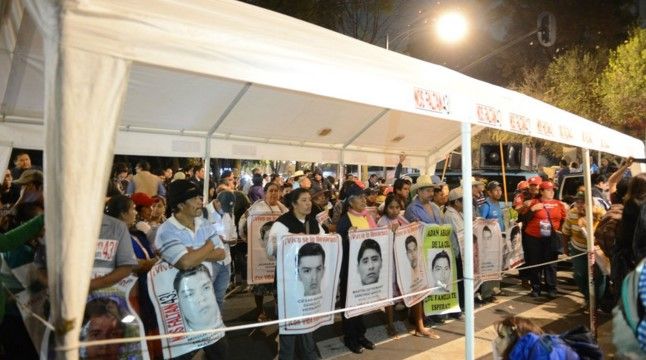 Padres de normalistas levantarán plantón este martes