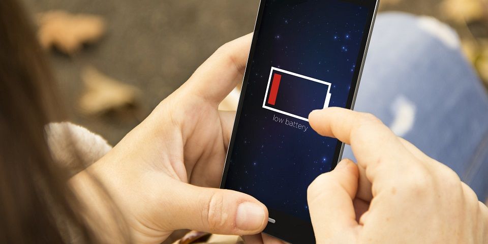 Dispositivo permitirá cargar celulares con el movimiento de los dedos
