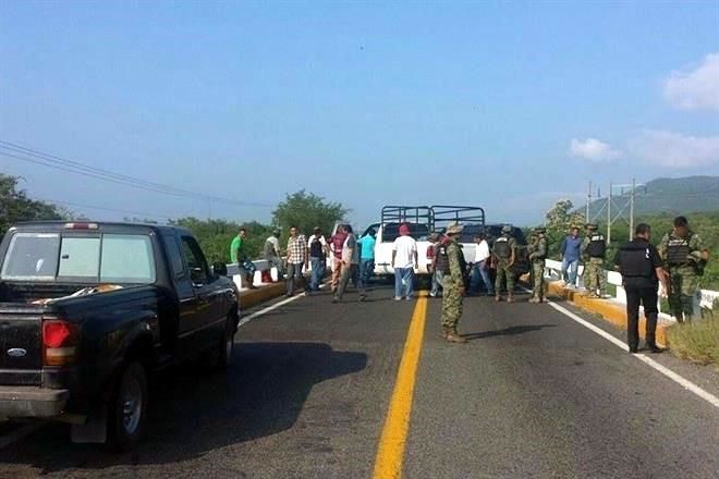 Fuerzas federales retiran bloqueos en Apatzingán