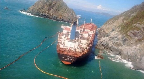 Llegan embarcaciones para realizar trasiego de combustible del buque “Los Llanitos”