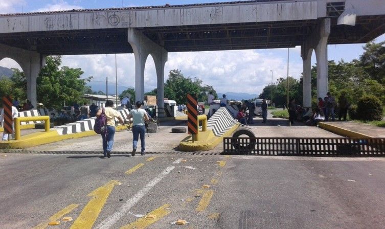 Cafetaleros bloquean carretera de Chiapas