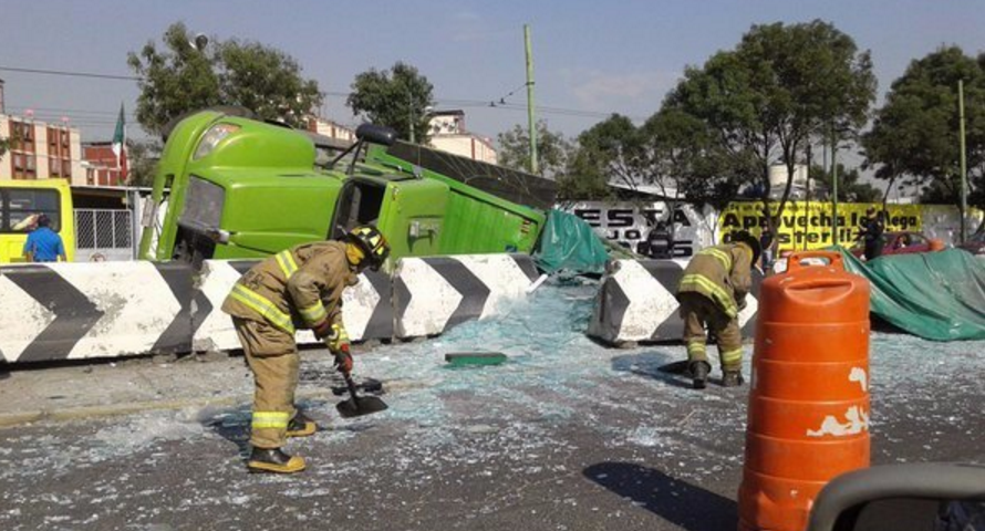 Vuelca camión con vidrio en Periférico