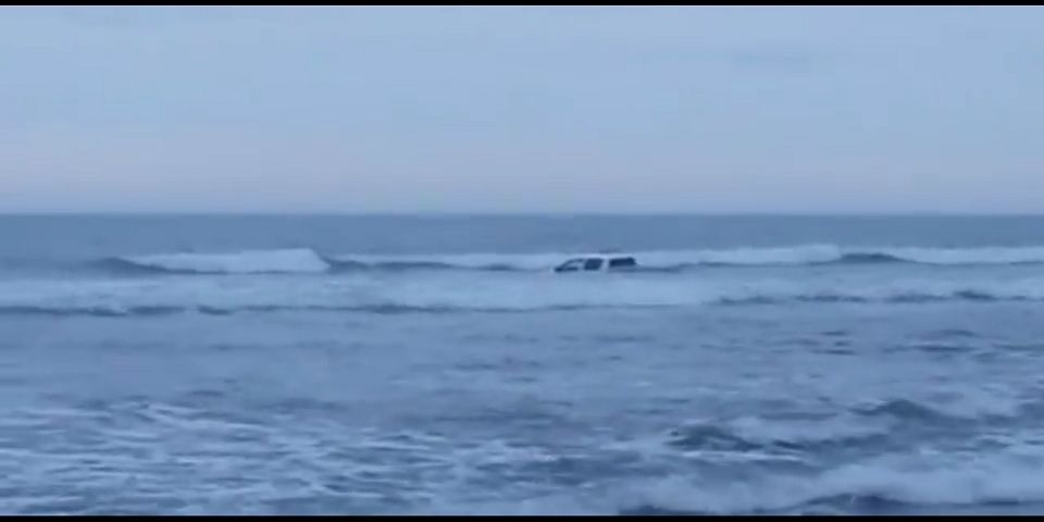 Video: conductor se mete al mar con su camioneta Video: conductor se mete al mar con su camioneta