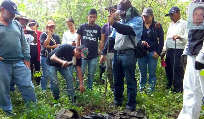 Encuentran seis fosas y restos humanos en Iguala