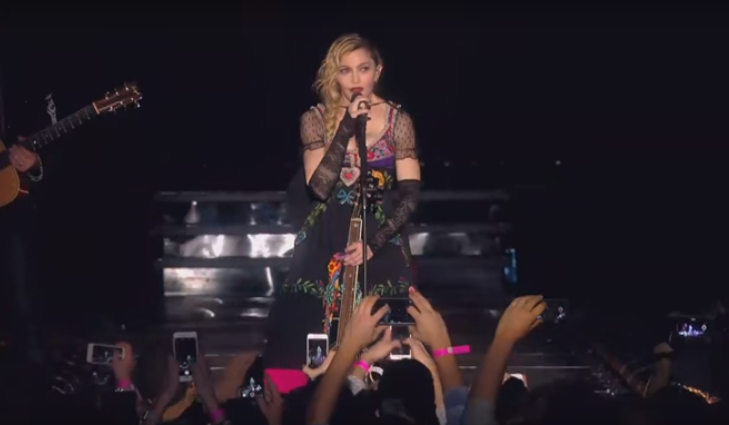 Madonna rinde tributo a muertos en París