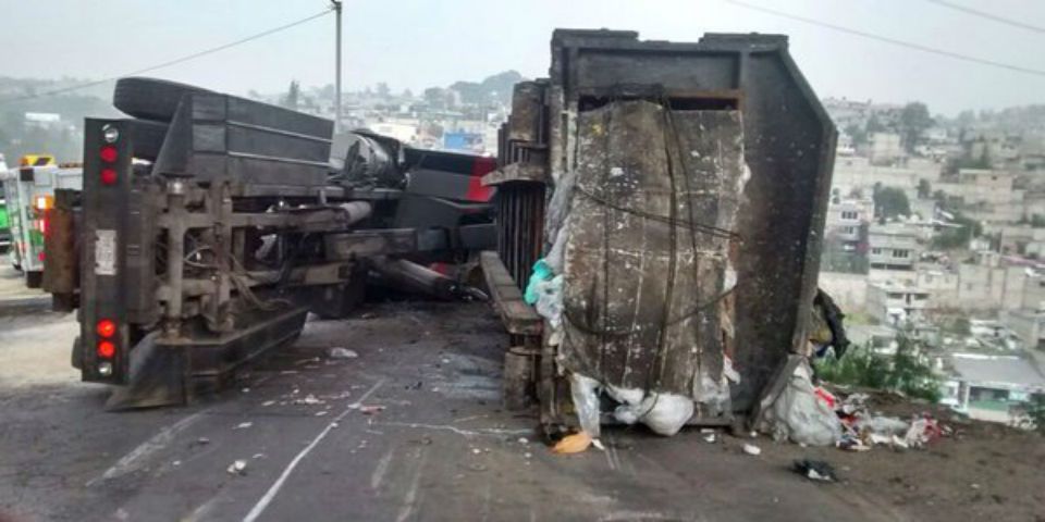 Vuelca camión de basura en la Chamapa-Lechería