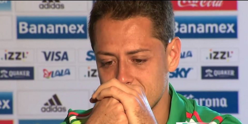 Chicharito rompe en llanto en entrevista