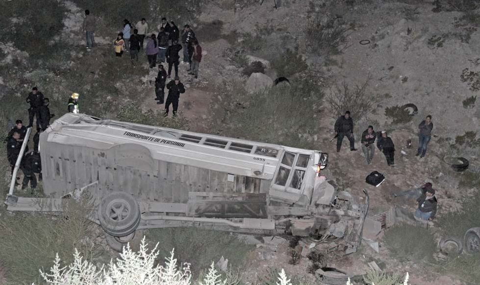 Cae autobús con trabajadores a una barranca en Ciudad Juárez - Ciudad-Juarez