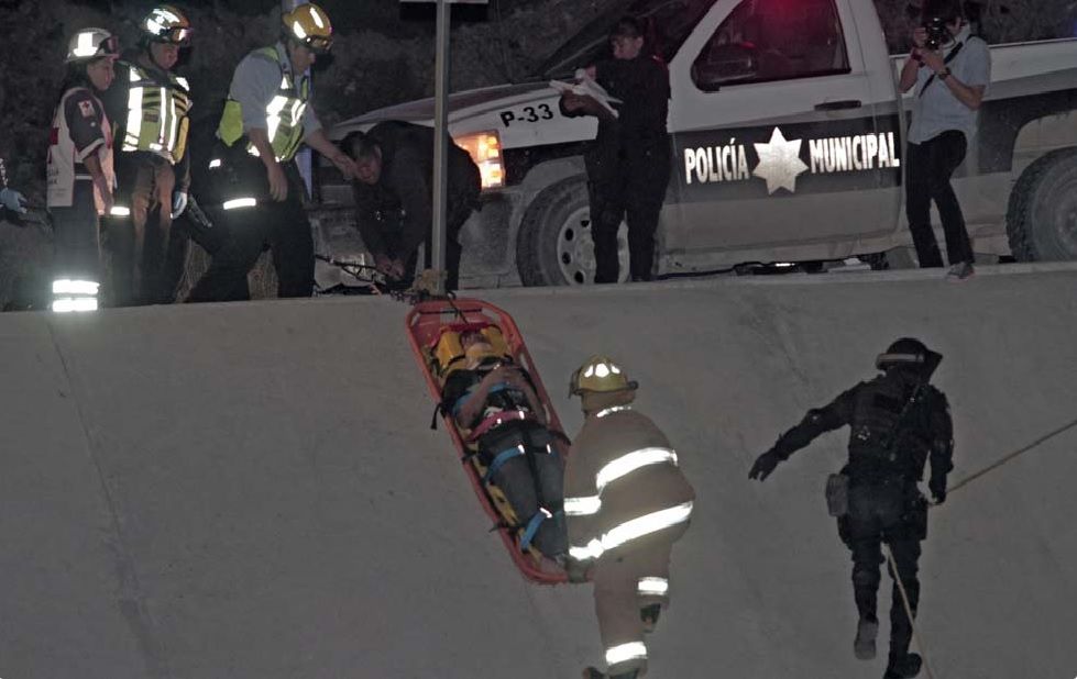 Cae autobús con trabajadores a una barranca en Ciudad Juárez - Ciudad-Juarez3