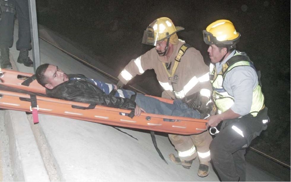 Cae autobús con trabajadores a una barranca en Ciudad Juárez - Ciudad-Juarez4