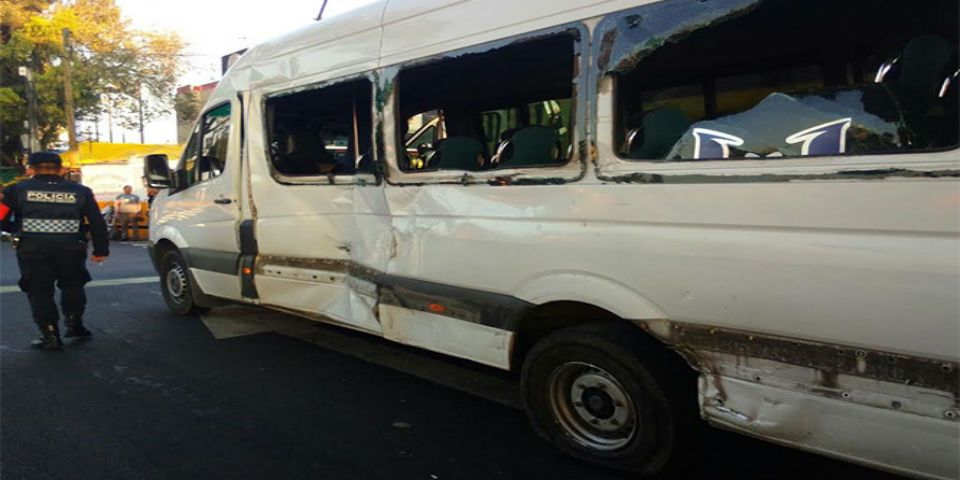 Tráiler embiste a combi en calzada Ignacio Zaragoza