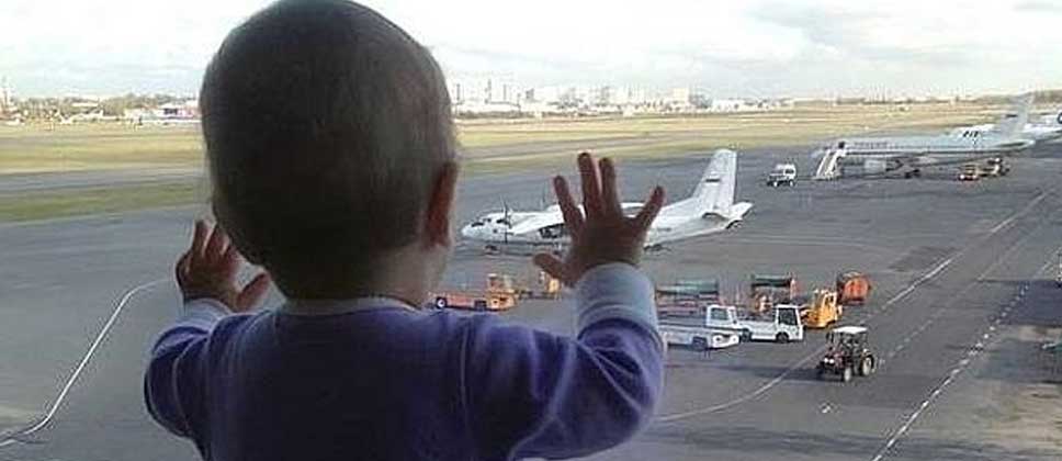 Foto de pequeña pasajera de avión caído da la vuelta al mundo