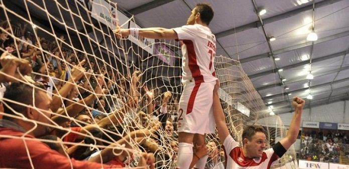 Jugador de FutSal brasileño escupe a aficionados rivales