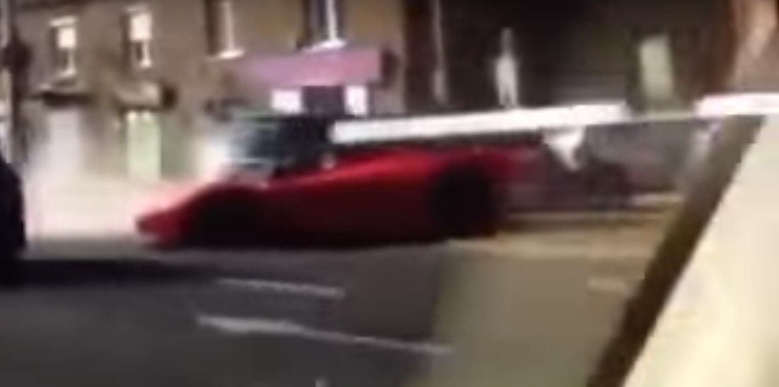 Video: hombre choca Ferrari recién comprado