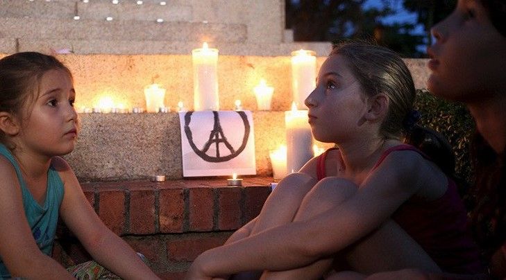 Francia guarda minuto de silencio por víctimas de atentados