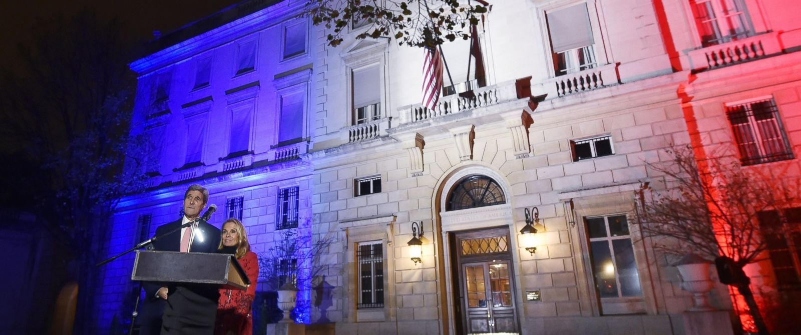 Kerry recuerda a mexicana fallecida en París