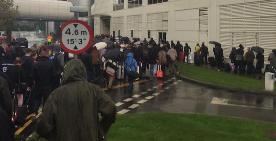 Cierran terminal de aeropuerto londinense por probable atentado