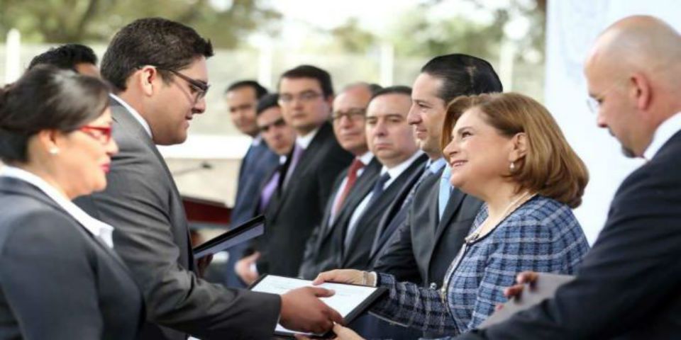 Rinden protesta 314 agentes de la PGR