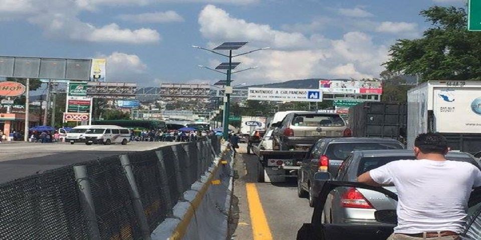 Bloquearon normalistas Autopista del Sol