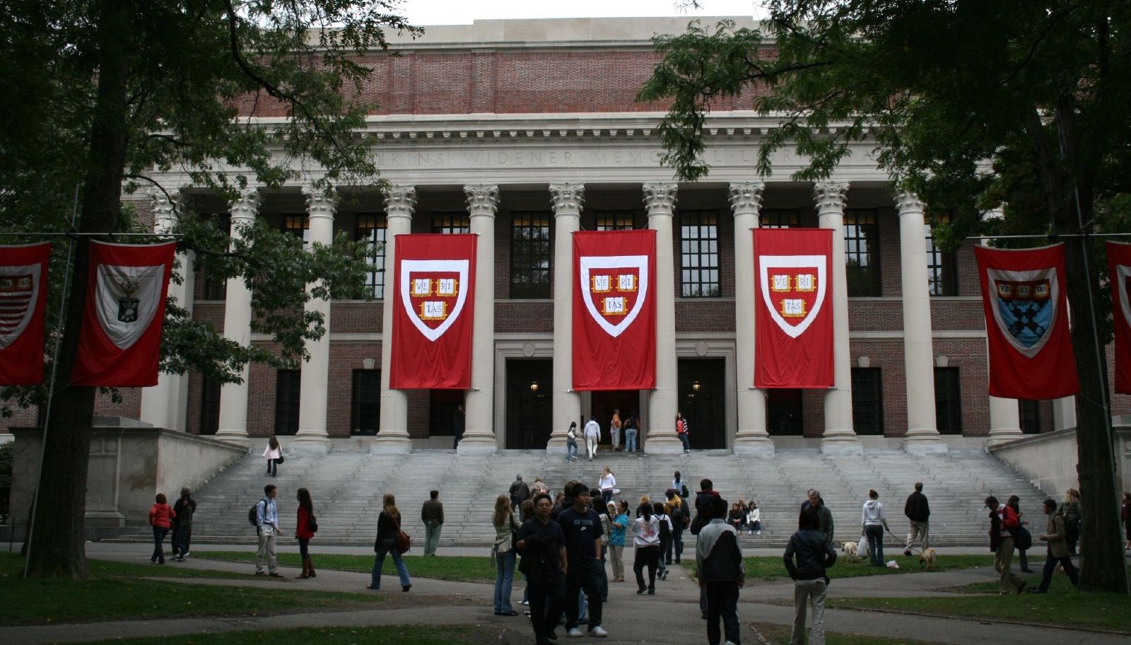 Evacuan Harvard por amenaza de bomba Evacuan Harvard por amenaza de bomba