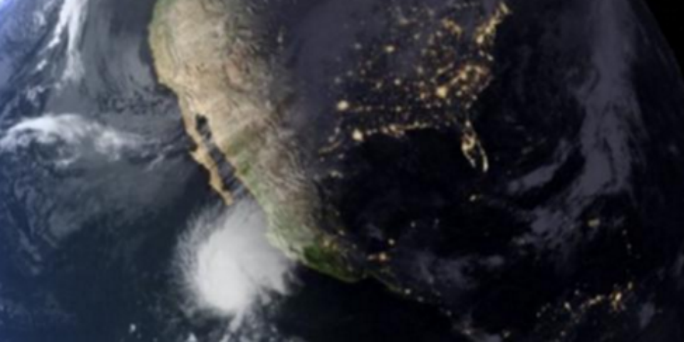 Huracán Sandra se degrada a categoría 1