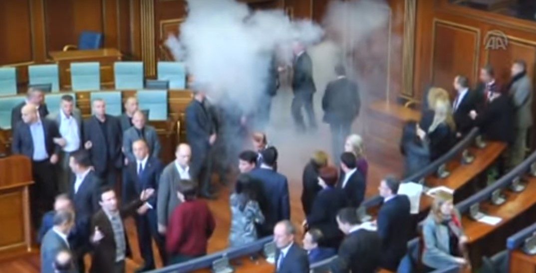 Lanzan gas lacrimógeno y pimienta en Parlamento de Kosovo
