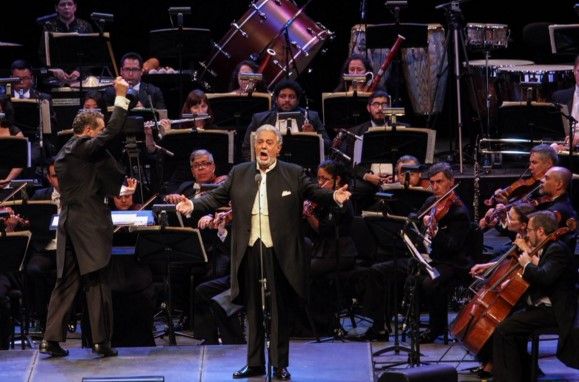 Plácido Domingo festeja 55 años de su debut en México
