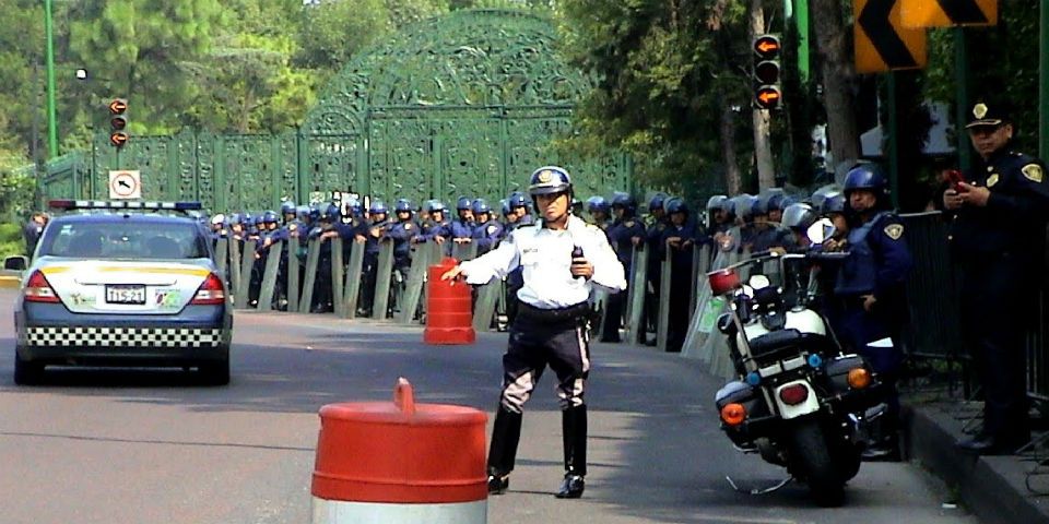 Padres de los 43 harán plantón en Los Pinos