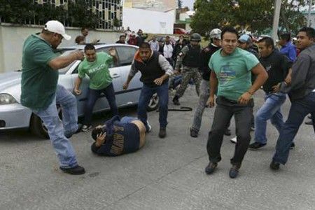 Se enfrentan maestros y policías en Veracruz