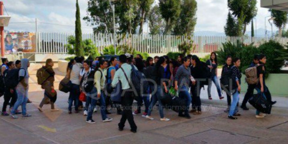 Llegan los primeros maestros de Oaxaca a sede de la evaluación Llegan los primeros maestros de Oaxaca a sede de la evaluación