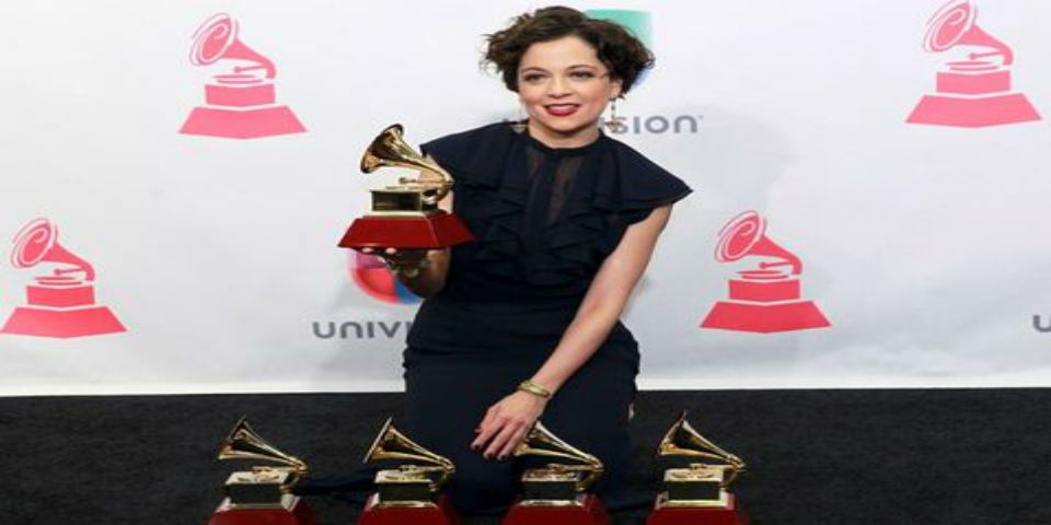 Natalia Lafourcade gana cinco premios Grammy Latino Natalia Lafourcade gana cinco premios Grammy Latino