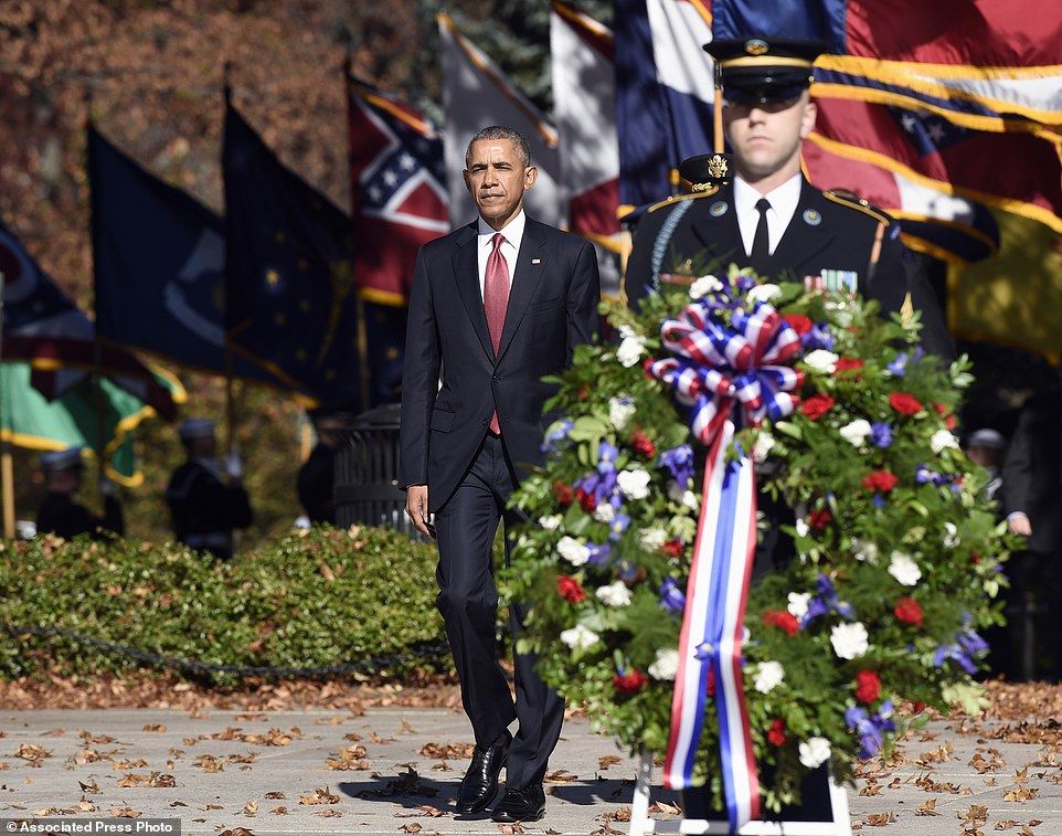 Obama honra a veteranos en un cementerio de Virginia
