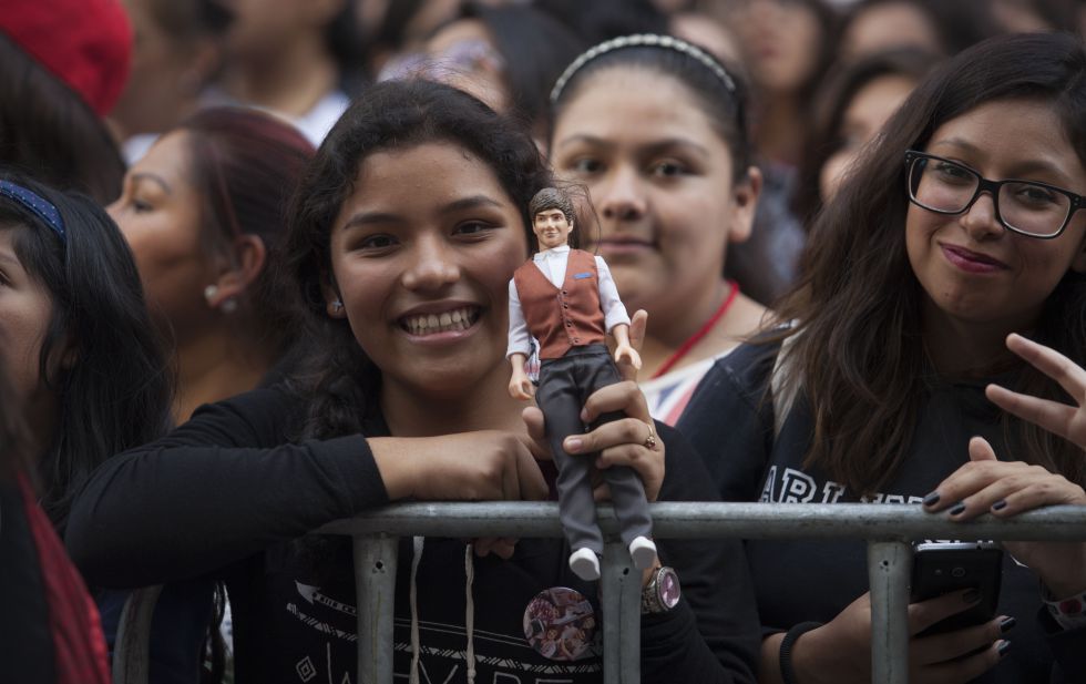 Eufórico recibimiento en México a One Direction - One-Mexicana