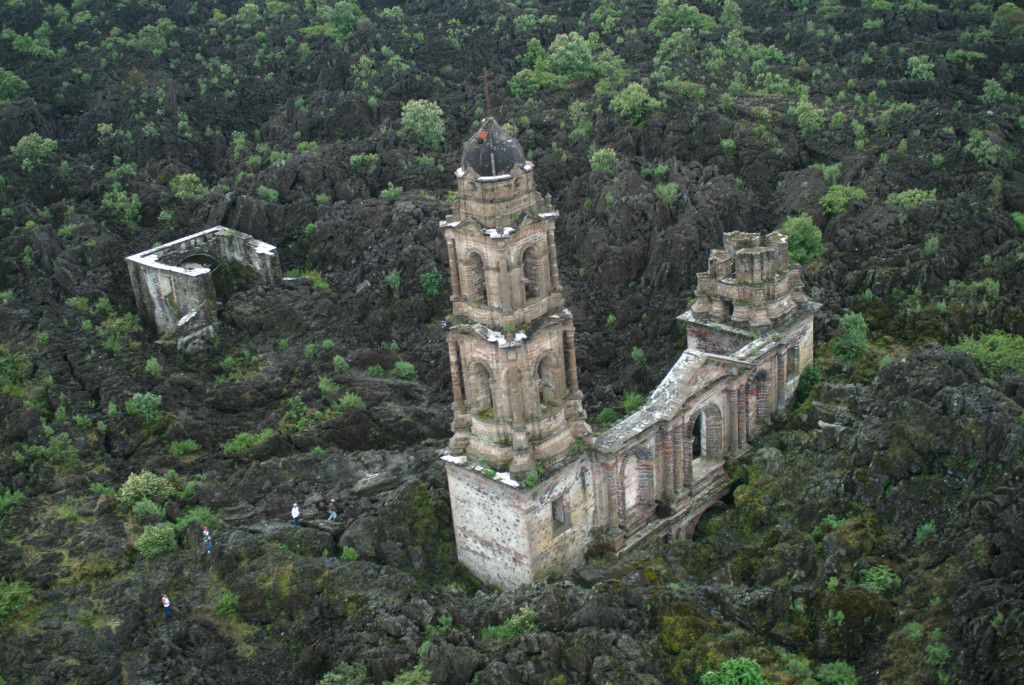 Conoce estos 5 pueblos fantasma de México - Parangaricutiro-1024x685