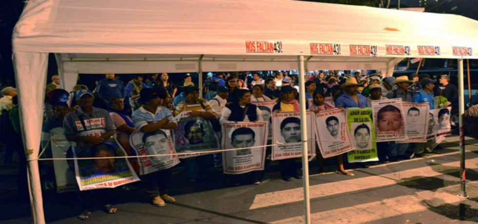 PGR cumple condición de padres de 43 para retirar plantón en Los Pinos