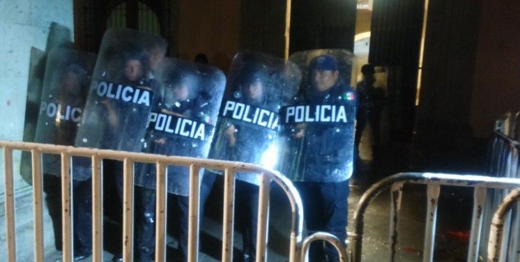 Lanzan huevos contra el Palacio de Oaxaca