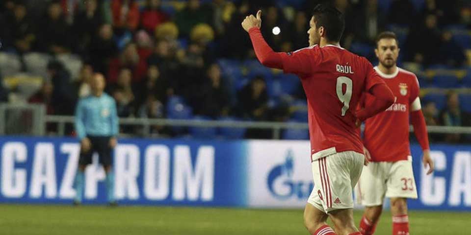 Doblete de Jiménez con el Benfica en Champions