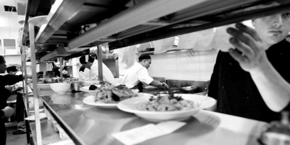 Despiden a 13 empleados de restaurante vía mensaje de texto