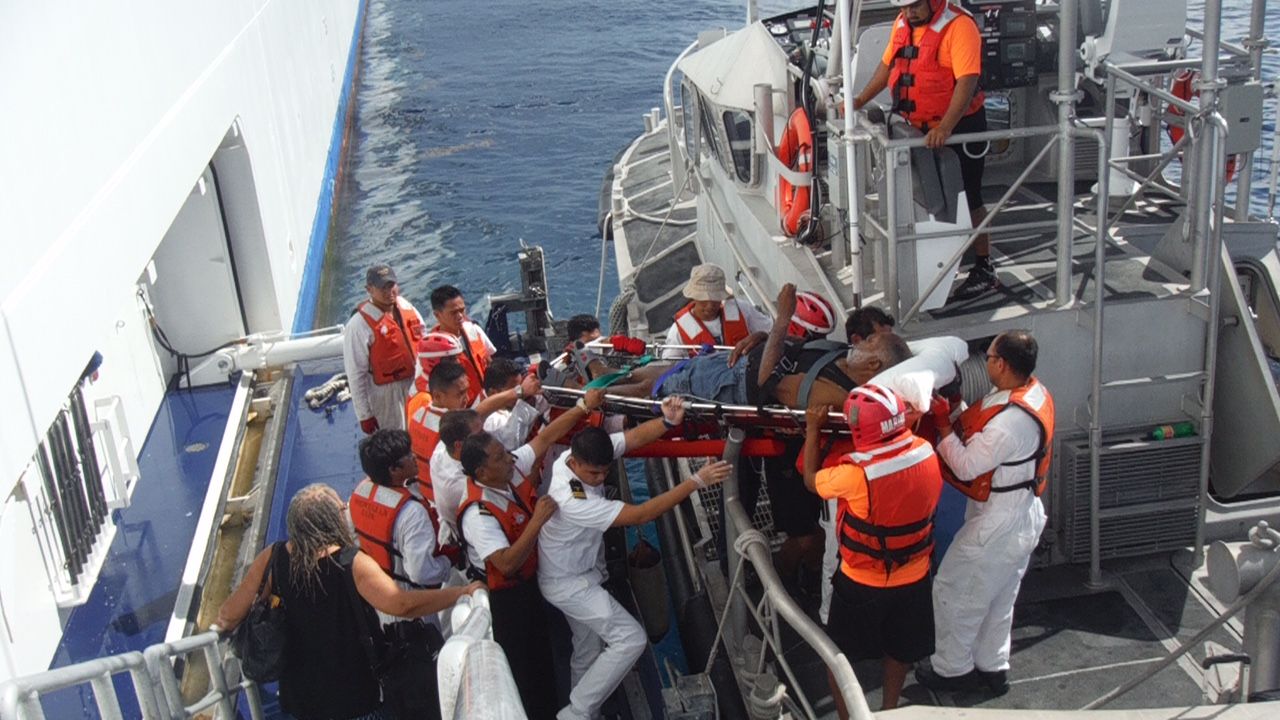 Rescatan a hipertenso que sufrió crisis en pleno Crucero - SEMAR_FOTO_02