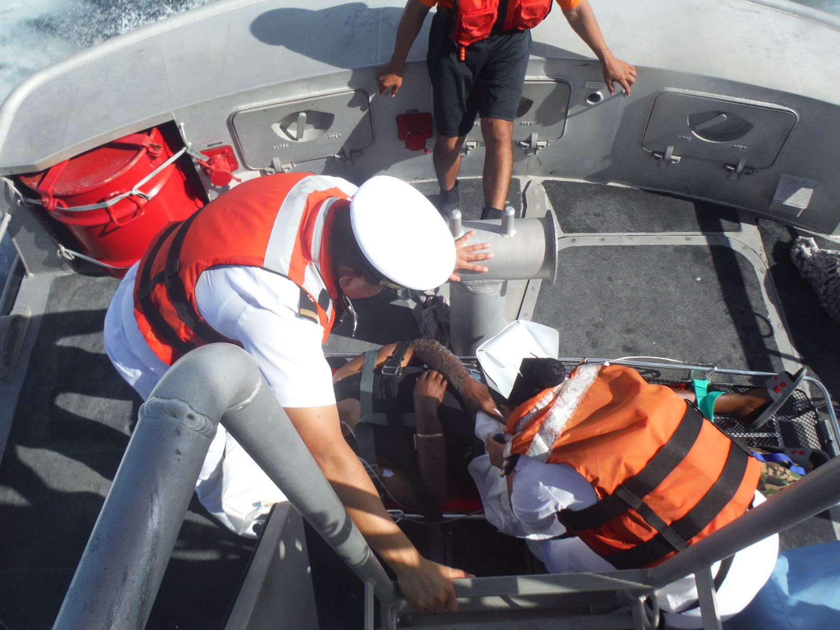 Rescatan a hipertenso que sufrió crisis en pleno Crucero - SEMAR_FOTO_03