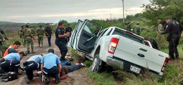 Persecución y tiroteo en Michoacán dejan un policía muerto