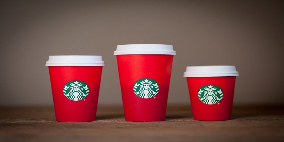 Genera controversia Starbucks por sus vasos rojos