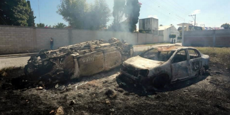 Autos quemados y varios lesionados por enfrentamiento en Puebla