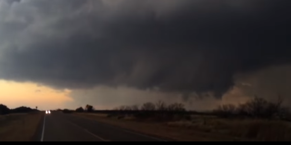 Video: tornado azota planta petrolera en Texas