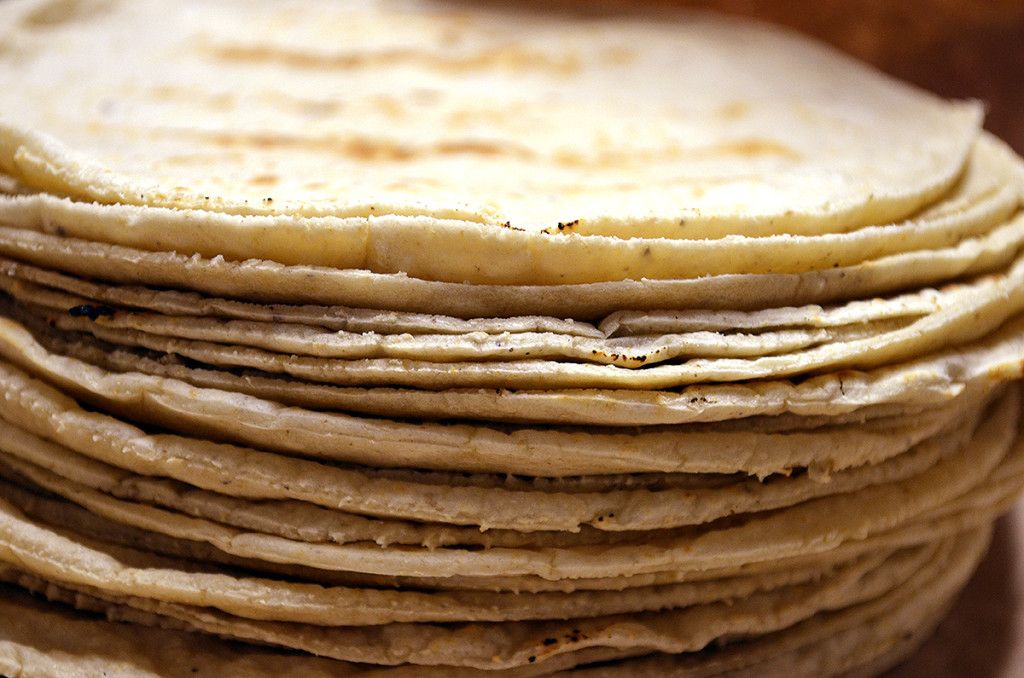 Sube el precio de la harina de maíz, de las tostadas, frituras y tortillas - Tortillas_de_maiz_blanco_Meìxico_02-1024x678