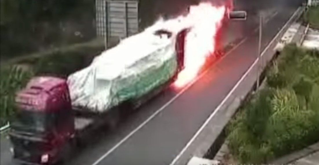 Video: tráiler en llamas circula por autopista de China