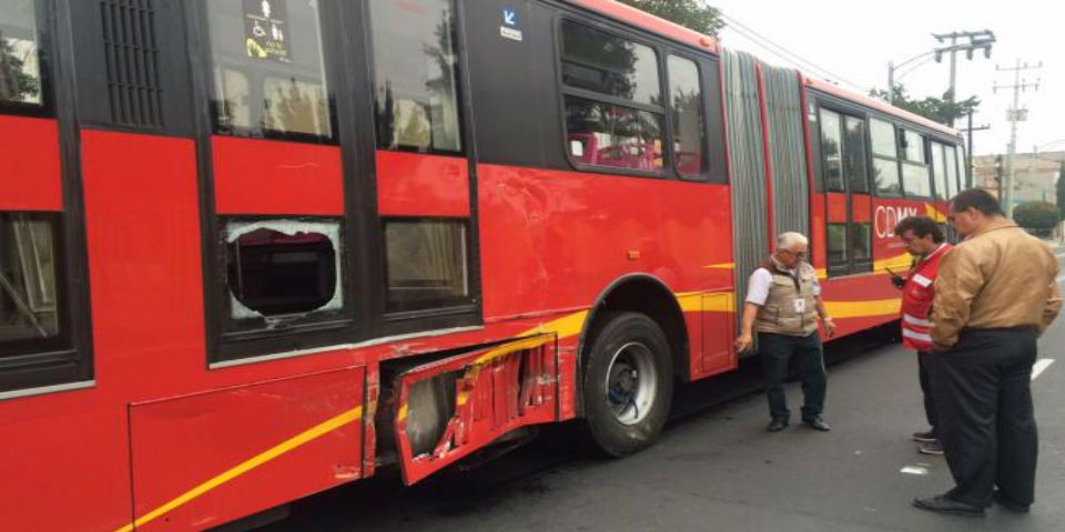 Chocan tráiler y Metrobús en Eduardo Molina