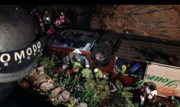 Volcadura de autobús deja siete muertos y 29 heridos en Guerrero